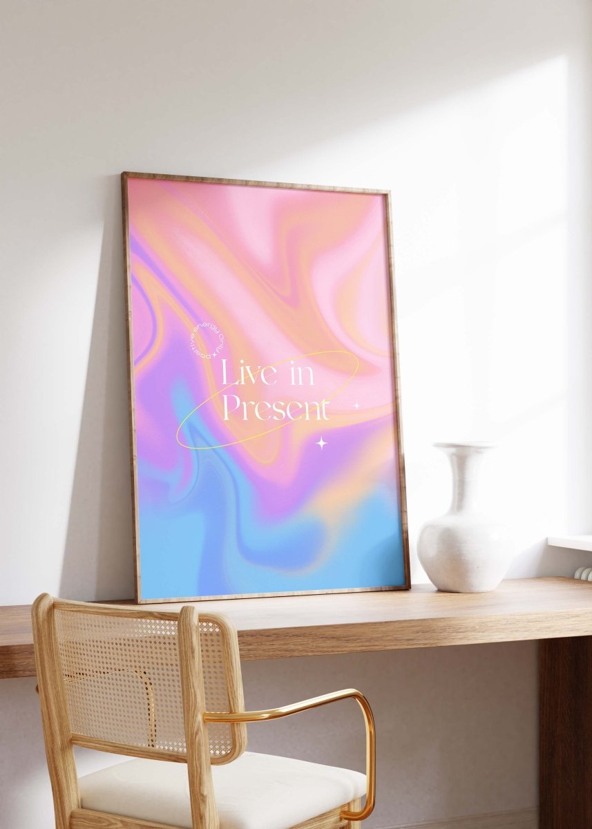 Live in Present Poster · Abstrakter Pastell Farbverlauf · Positive Energy Typografie Design · Print ohne Rahmen - justgoodmood
