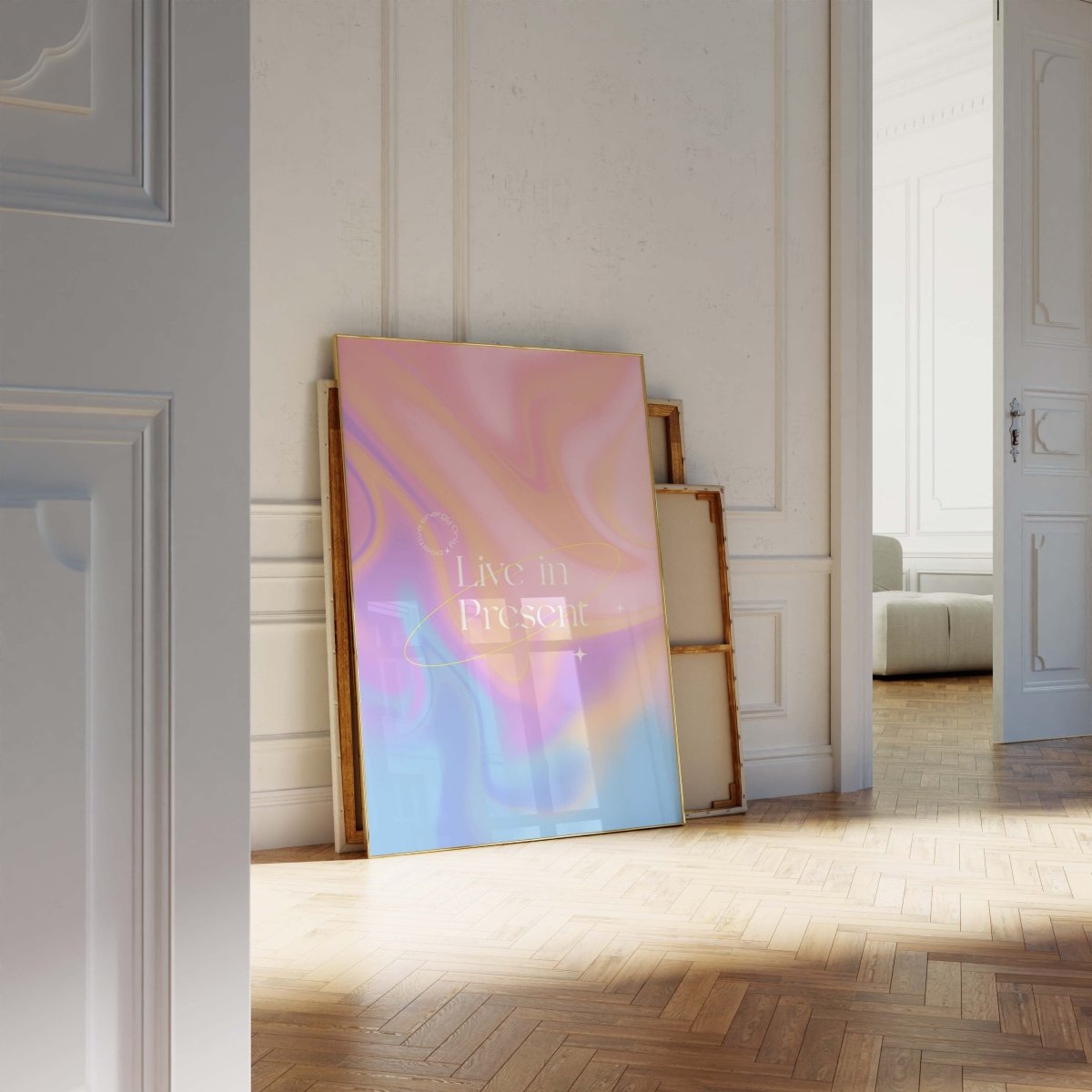 Live in Present Poster · Abstrakter Pastell Farbverlauf · Positive Energy Typografie Design · Print ohne Rahmen - justgoodmood