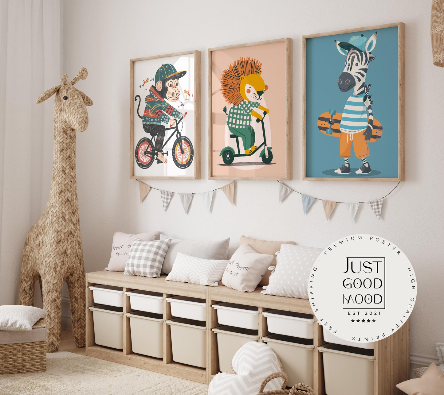 Lustige Tierwelt Poster Kinderzimmer · Geschenkidee für Kinder · Radfahrender Affe · E - Scooter Spaß ·Stylisches Zebra·Deko Print ohne Rahmen - justgoodmood
