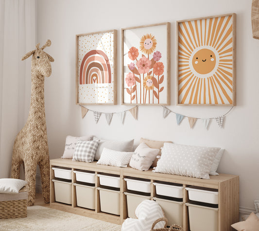 Wunderschönes Kinderzimmer mit fröhlichen Postern von justgoodmood, die Sonnenstrahlen, Blumen und einen Regenbogen zeigen. Perfekte Deko für kreative und fantasievolle Räume.