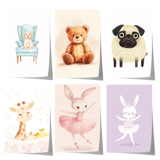 Sechs liebevoll illustrierte Poster mit Teddy, Hase, Mops, Giraffe, Welpe und Ballett-Häschen in sanften Pastellfarben – ideal für Babyzimmer und Kinderzimmer.