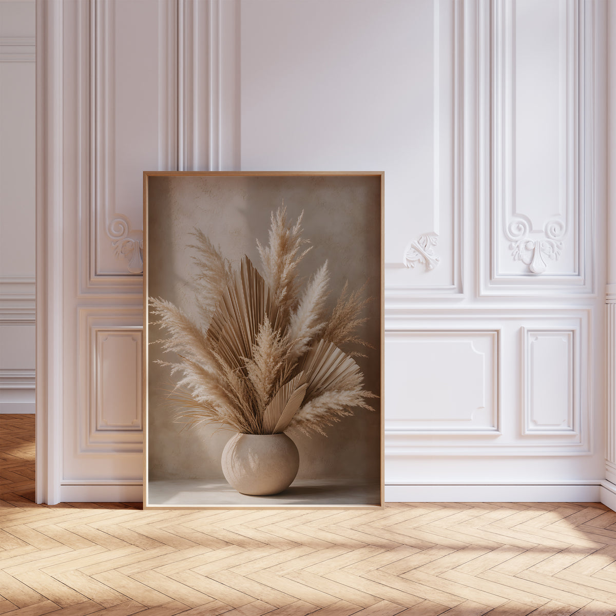 Gerahmtes Poster mit Pampaswedeln und getrockneten Palmfächern in einer runden beigen Vase, vor einer weißen Wand mit Zierleisten.