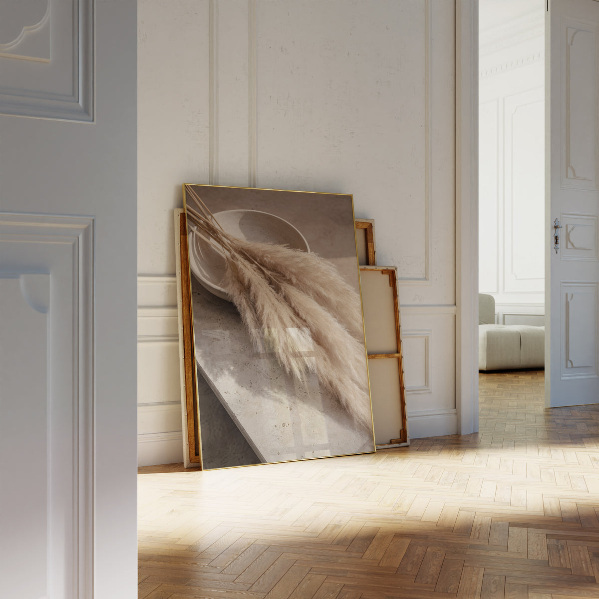 Motiv mit einem liegenden Pampasbouquet auf einer Steinfläche neben einer Keramikschale, als an die Wand gelehntes Poster neben leeren Rahmen.