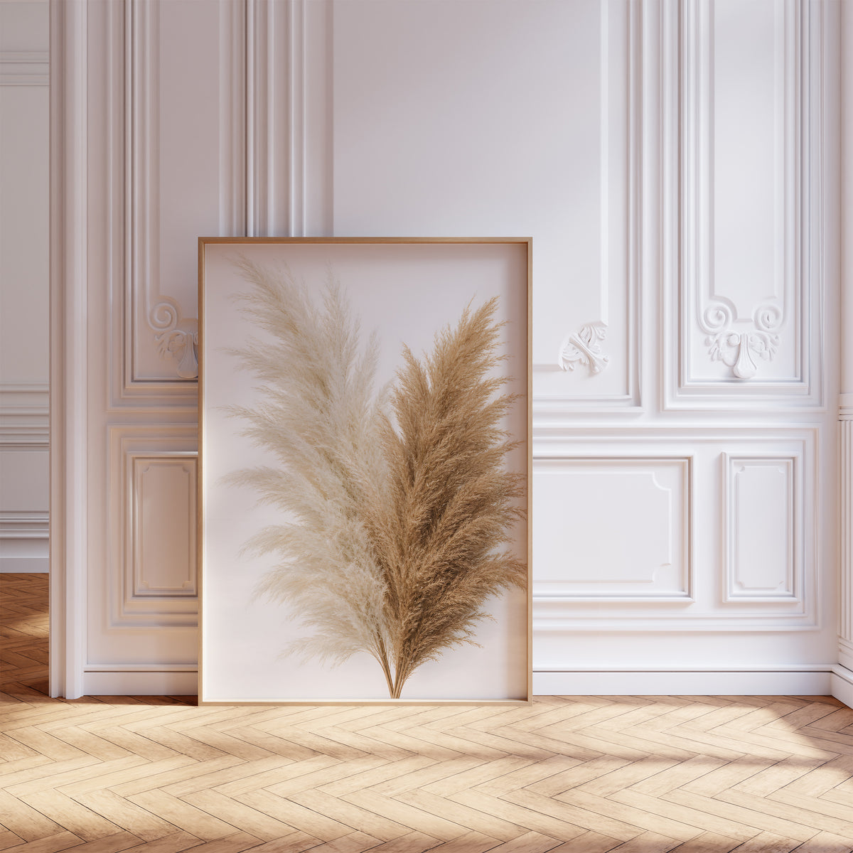 Gerahmtes Poster mit einem Bouquet aus cremeweißen und naturbraunen Pampaswedeln vor weißem Hintergrund, vor einer weißen Wand mit Zierleisten.