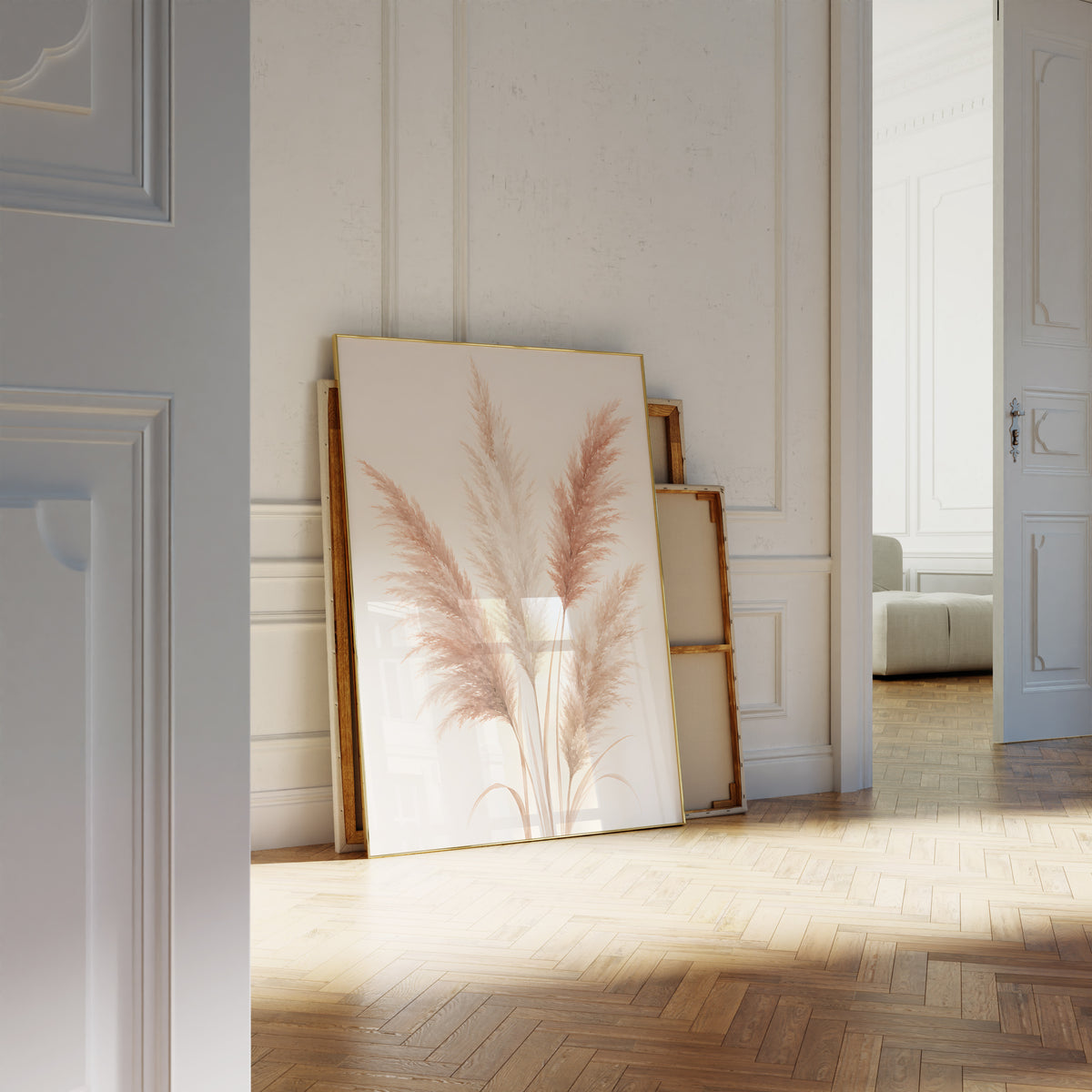 Motiv mit einem illustrierten Pampasbouquet in Rosé und Creme, als an die Wand gelehntes Poster neben leeren Rahmen.