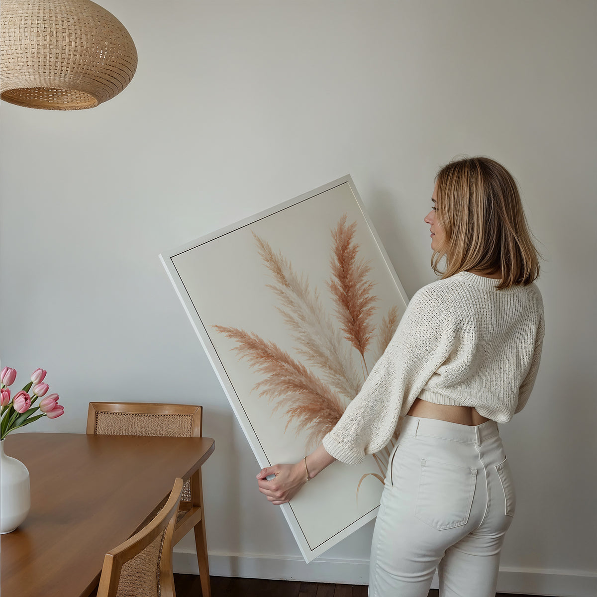 Motiv mit einem illustrierten Pampasbouquet in Rosé und Creme, über einem Bett im hellen Schlafzimmer.