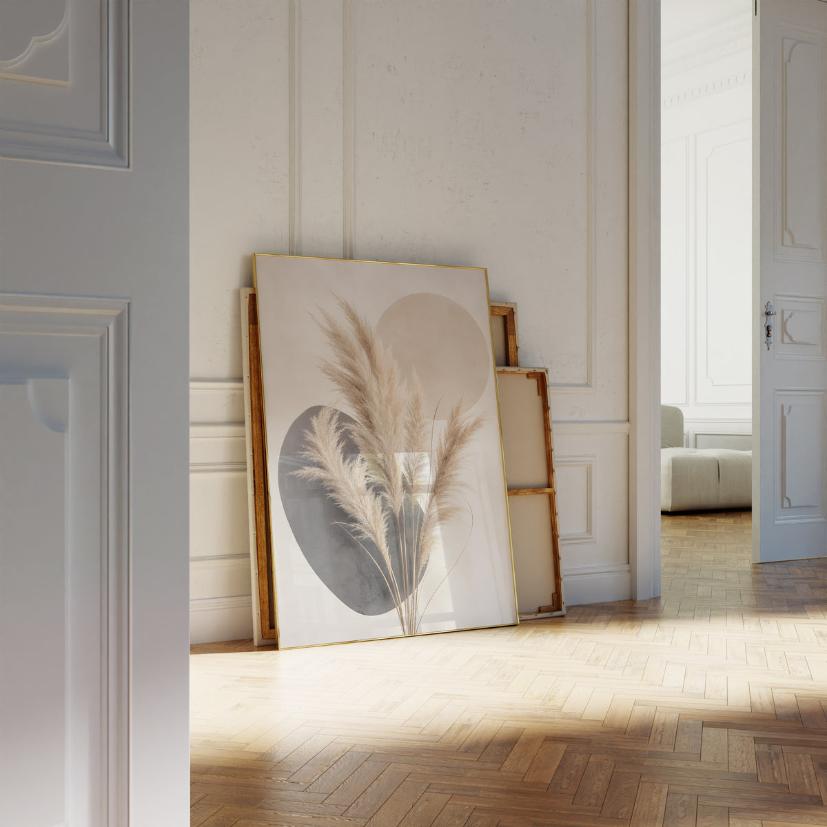 Motiv mit einem hellen Pampasbouquet vor einem anthrazitfarbenen Oval und beiger Kreisform, als an die Wand gelehntes Poster neben leeren Rahmen.