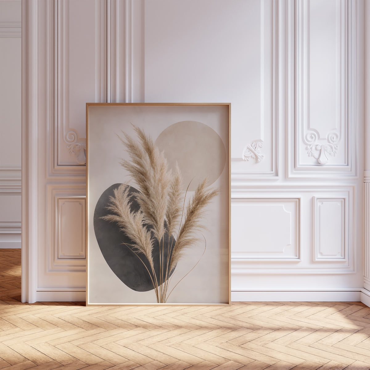 Gerahmtes Poster mit einem hellen Pampasbouquet vor einem anthrazitfarbenen Oval und beiger Kreisform, vor einer weißen Wand mit Zierleisten.