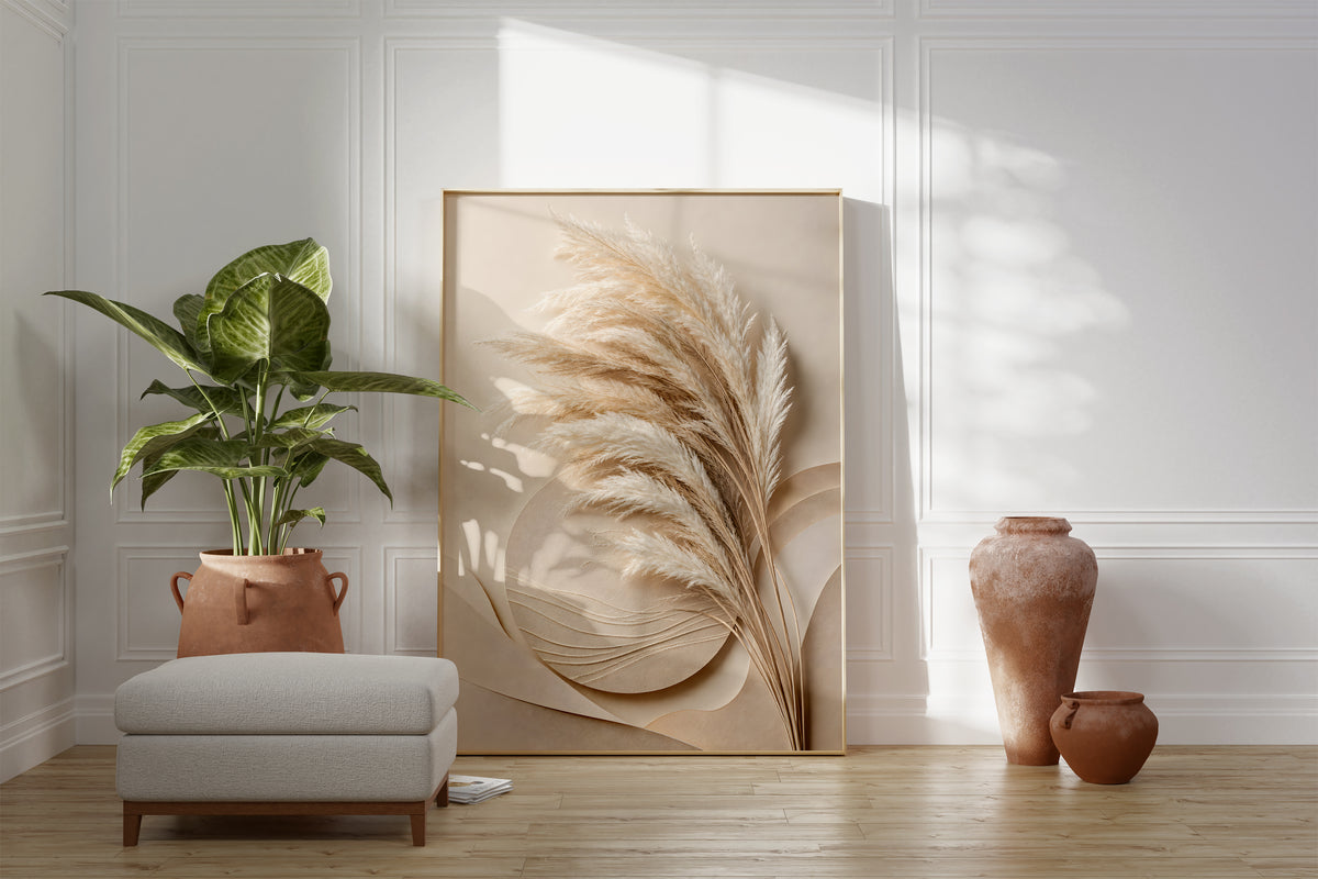 Motiv mit einem hellen Pampasbouquet vor geschwungenen cremebeigen Papierformen in Reliefoptik, als gerahmtes Poster neben Sessel und Zimmerpflanze.