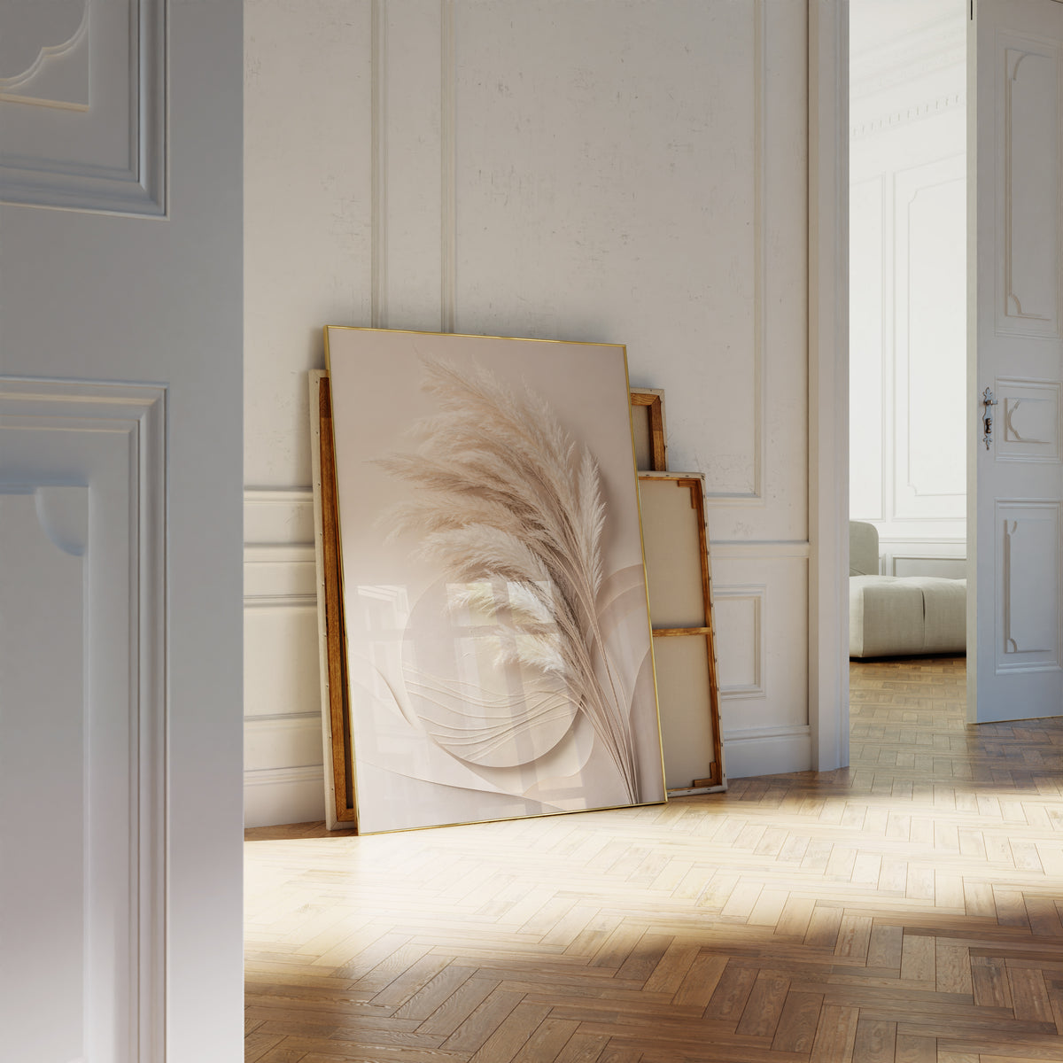 Motiv mit einem hellen Pampasbouquet vor geschwungenen cremebeigen Papierformen in Reliefoptik, als an die Wand gelehntes Poster neben leeren Rahmen.