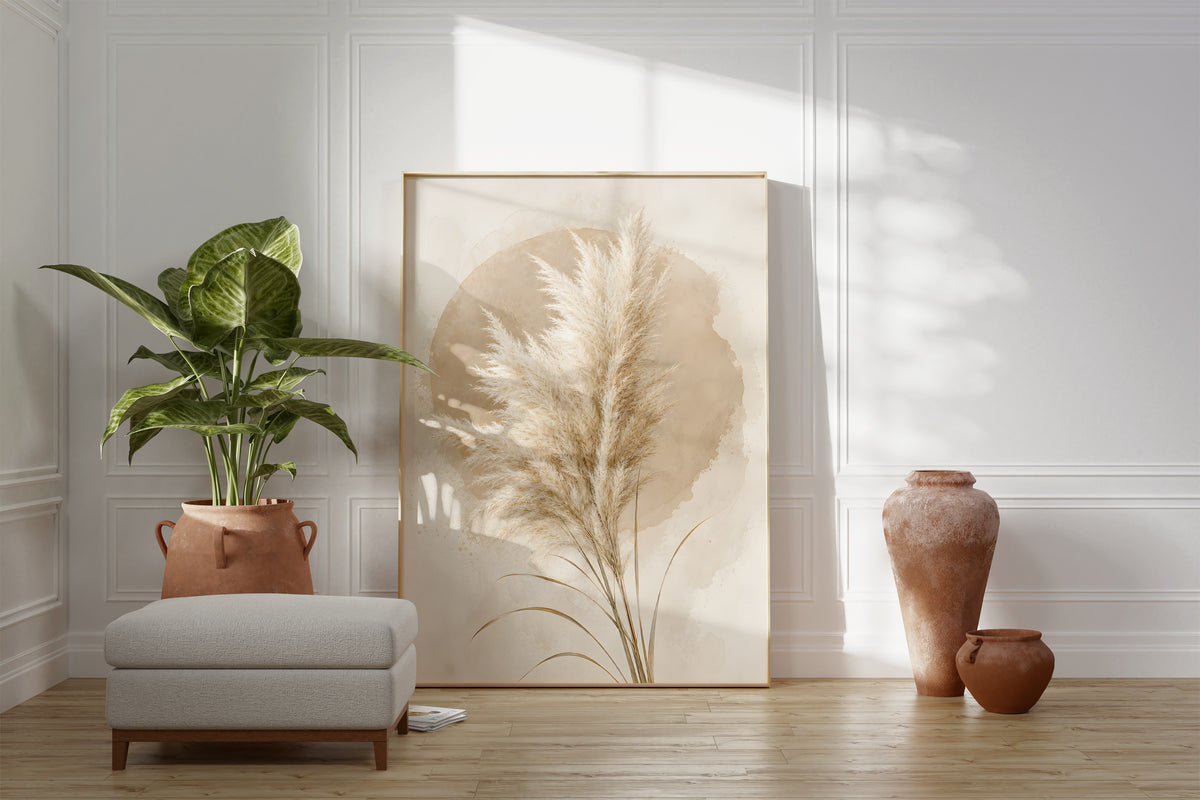 Motiv mit einem hellen Pampasbouquet vor einem beigen Aquarellkreis, als gerahmtes Poster neben Sessel und Zimmerpflanze.