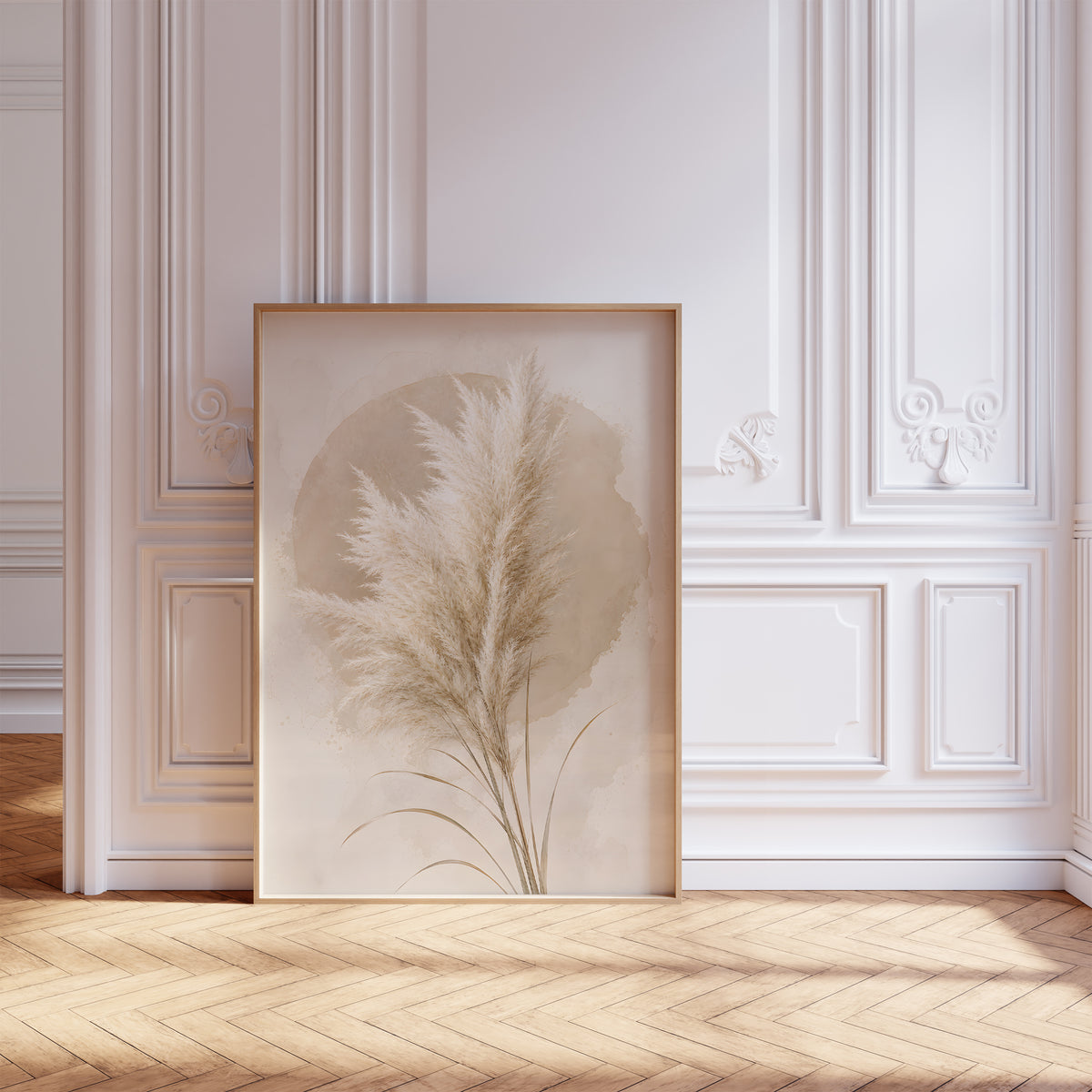 Gerahmtes Poster mit einem hellen Pampasbouquet vor einem beigen Aquarellkreis, vor einer weißen Wand mit Zierleisten.