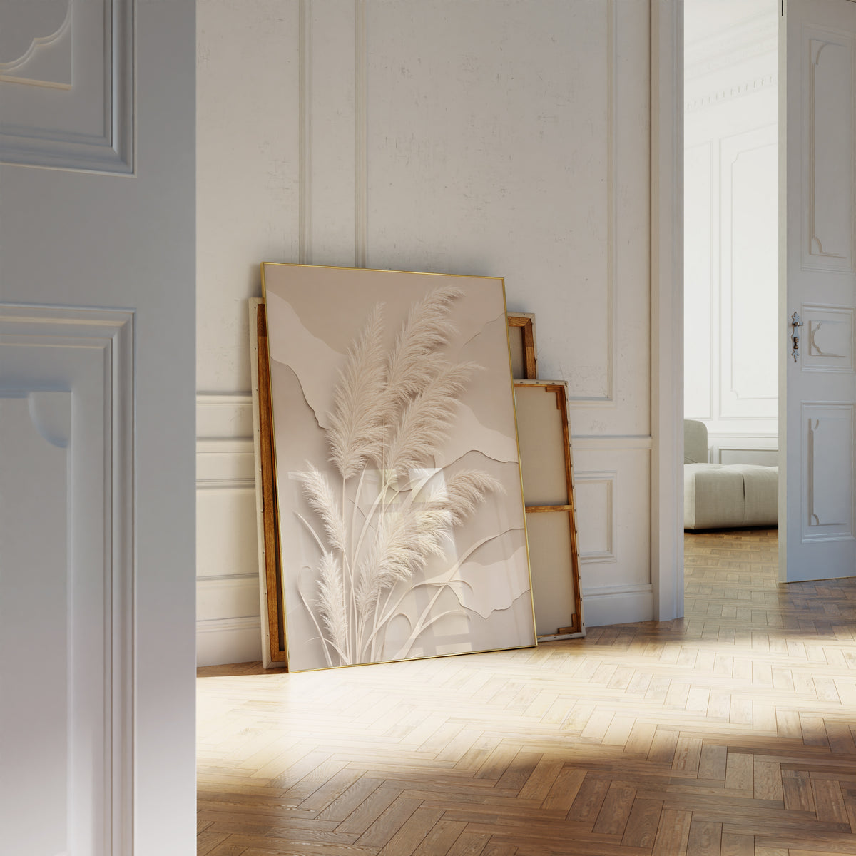 Motiv mit hellen Pampasgräsern in Reliefoptik vor geschichteten beigen Papierformen, als an die Wand gelehntes Poster neben leeren Rahmen.