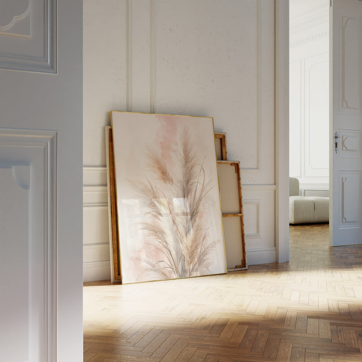 Motiv mit beigebraunen Pampasgräsern vor rosigen Aquarellflächen, als an die Wand gelehntes Poster neben leeren Rahmen.
