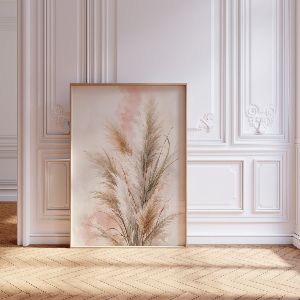 Gerahmtes Poster mit beigebraunen Pampasgräsern vor rosigen Aquarellflächen, vor einer weißen Wand mit Zierleisten.