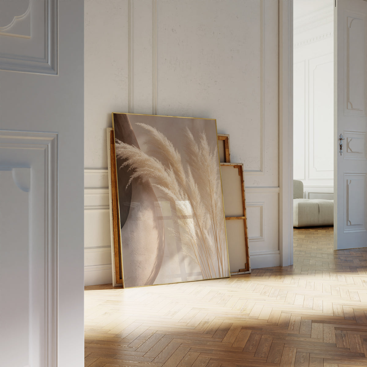 Motiv mit hellen Pampaswedeln neben einer großen braunen Tonvase, als an die Wand gelehntes Poster neben leeren Rahmen.