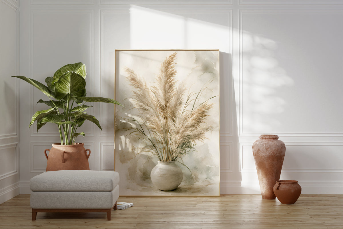 Motiv mit einem Pampasstrauß in einer hellen Vase vor grünlich-grauen Aquarellflächen, als gerahmtes Poster neben Sessel und Zimmerpflanze.