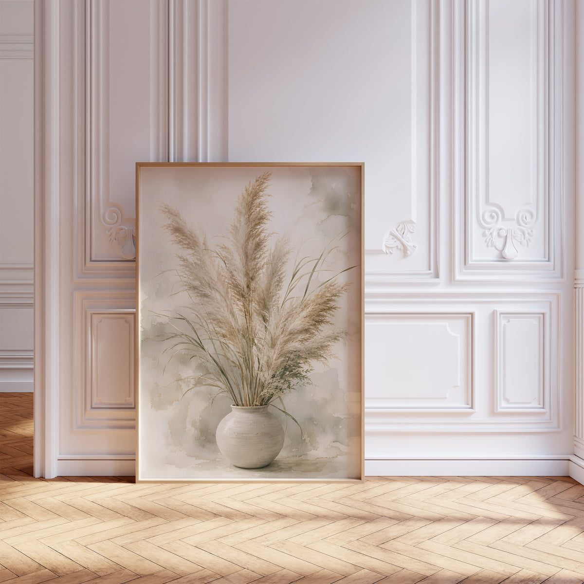 Gerahmtes Poster mit einem Pampasstrauß in einer hellen Vase vor grünlich-grauen Aquarellflächen, vor einer weißen Wand mit Zierleisten.