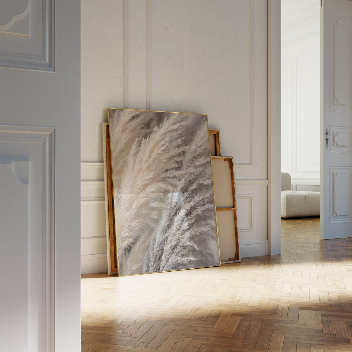 Motiv mit einer dichten Nahaufnahme von Pampasfasern in Beige und Silbergrau, als an die Wand gelehntes Poster neben leeren Rahmen.