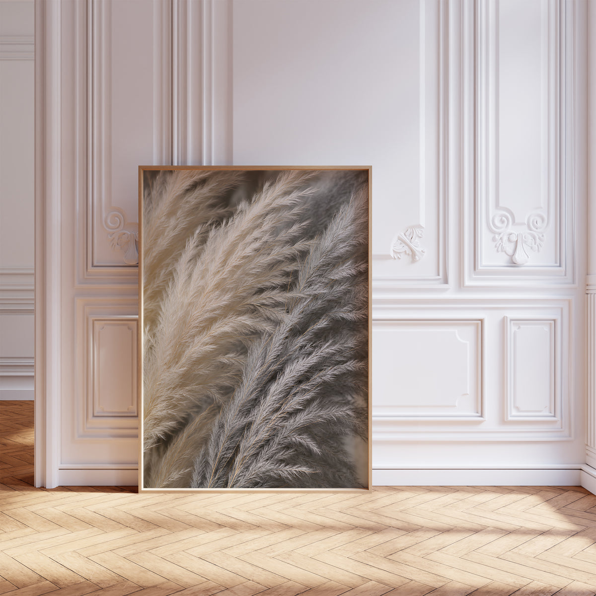 Gerahmtes Poster mit einer dichten Nahaufnahme von Pampasfasern in Beige und Silbergrau, vor einer weißen Wand mit Zierleisten.