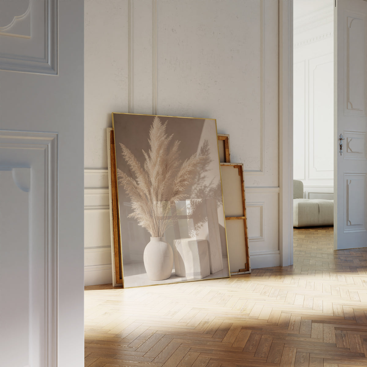Motiv mit einer hellen Vase mit Pampasgras neben geometrischen Steinformen und Schatten, als an die Wand gelehntes Poster neben leeren Rahmen.