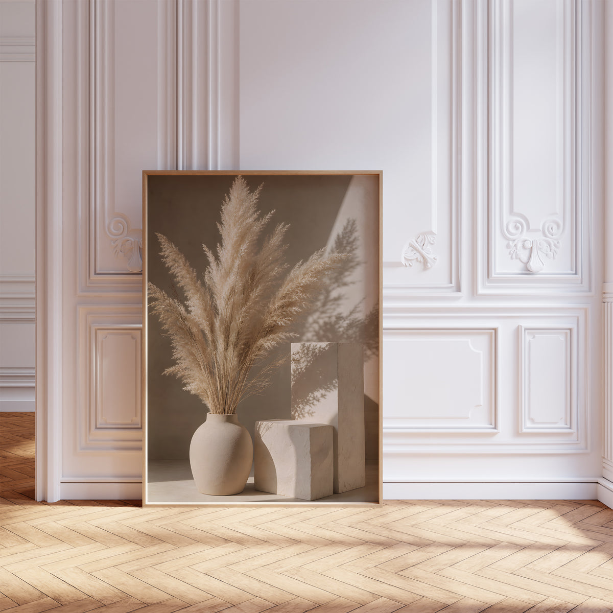 Gerahmtes Poster mit einer hellen Vase mit Pampasgras neben geometrischen Steinformen und Schatten, vor einer weißen Wand mit Zierleisten.