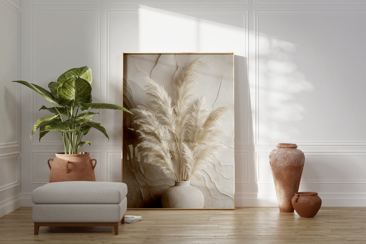Motiv mit einem hellen Pampasbouquet in einer weißen Vase vor einer reliefartig strukturierten Wand, als gerahmtes Poster neben Sessel und Zimmerpflanze.