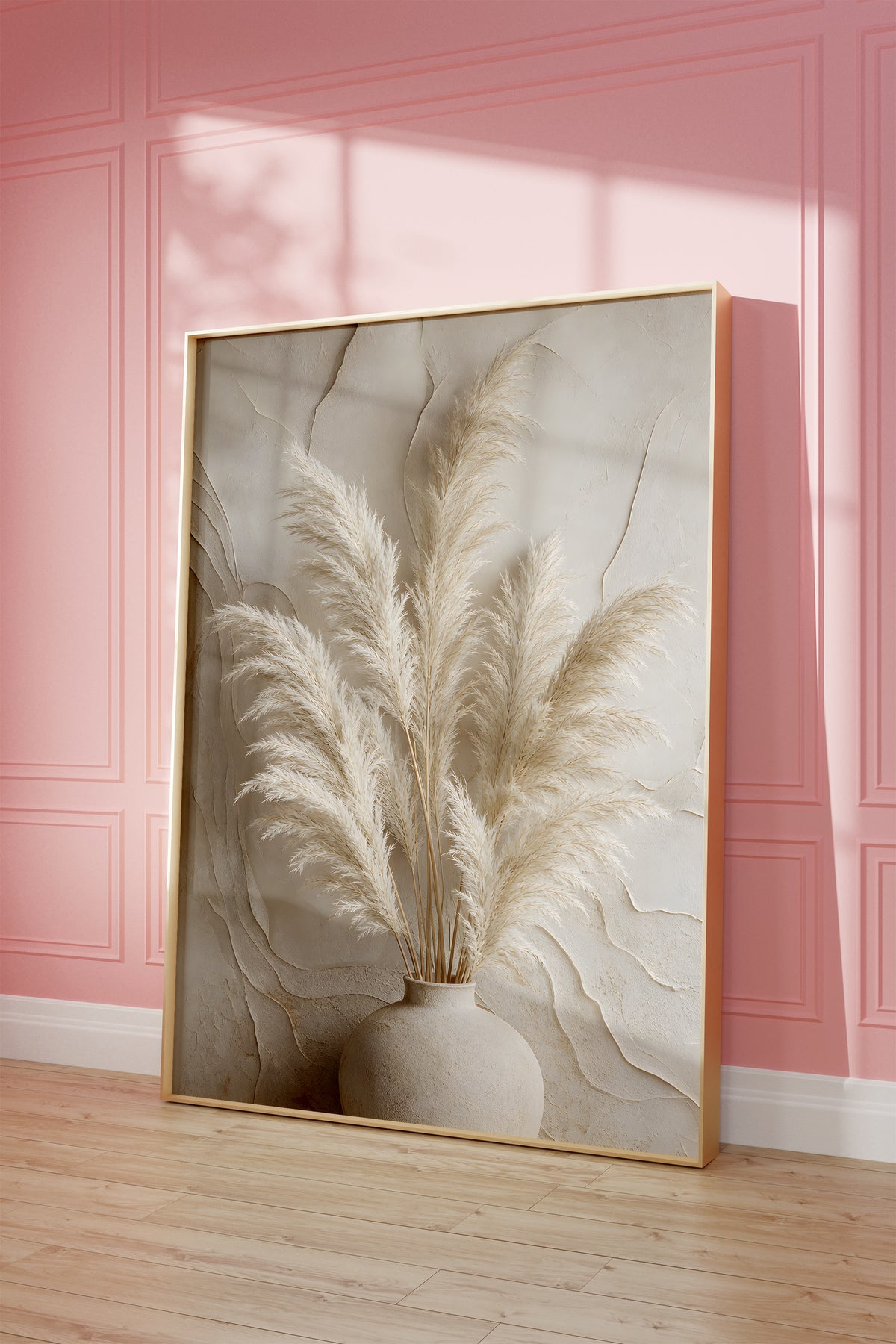 Motiv mit einem hellen Pampasbouquet in einer weißen Vase vor einer reliefartig strukturierten Wand, als gerahmtes Poster vor einer rosafarbenen Wand.