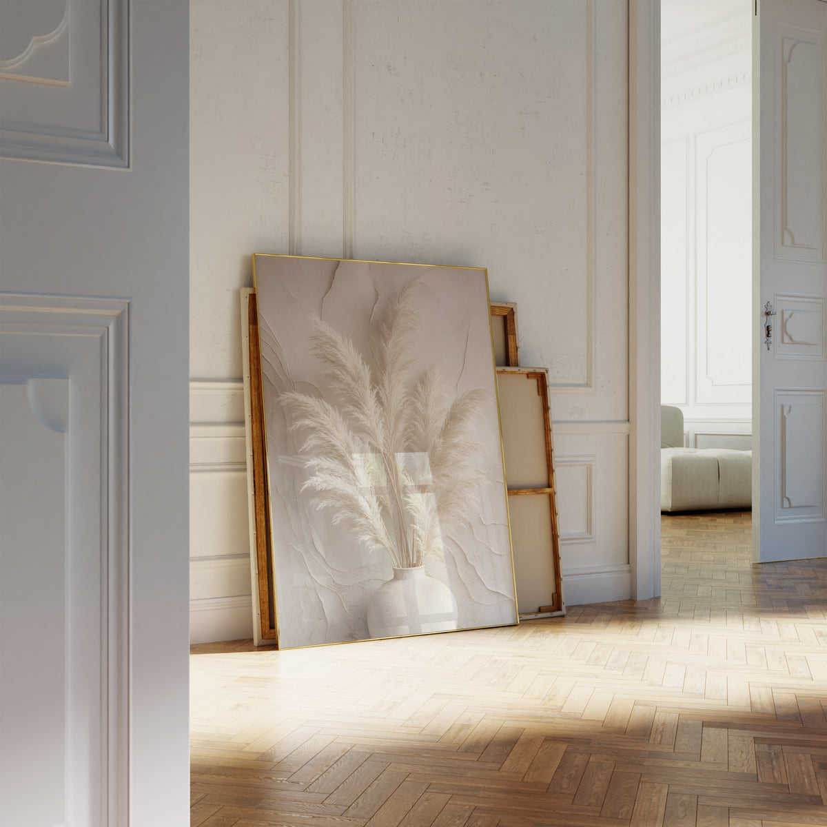 Motiv mit einem hellen Pampasbouquet in einer weißen Vase vor einer reliefartig strukturierten Wand, als an die Wand gelehntes Poster neben leeren Rahmen.
