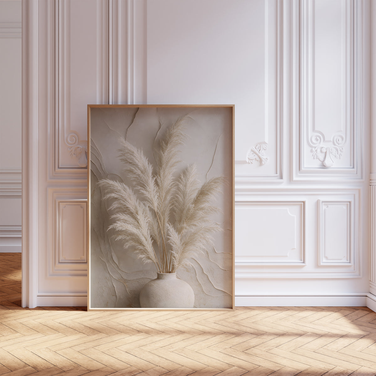 Gerahmtes Poster mit einem hellen Pampasbouquet in einer weißen Vase vor einer reliefartig strukturierten Wand, vor einer weißen Wand mit Zierleisten.