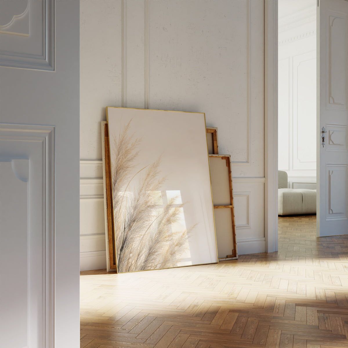 Motiv mit filigran illustrierten Pampaswedeln am linken Bildrand vor cremefarbenem Hintergrund, als an die Wand gelehntes Poster neben leeren Rahmen.