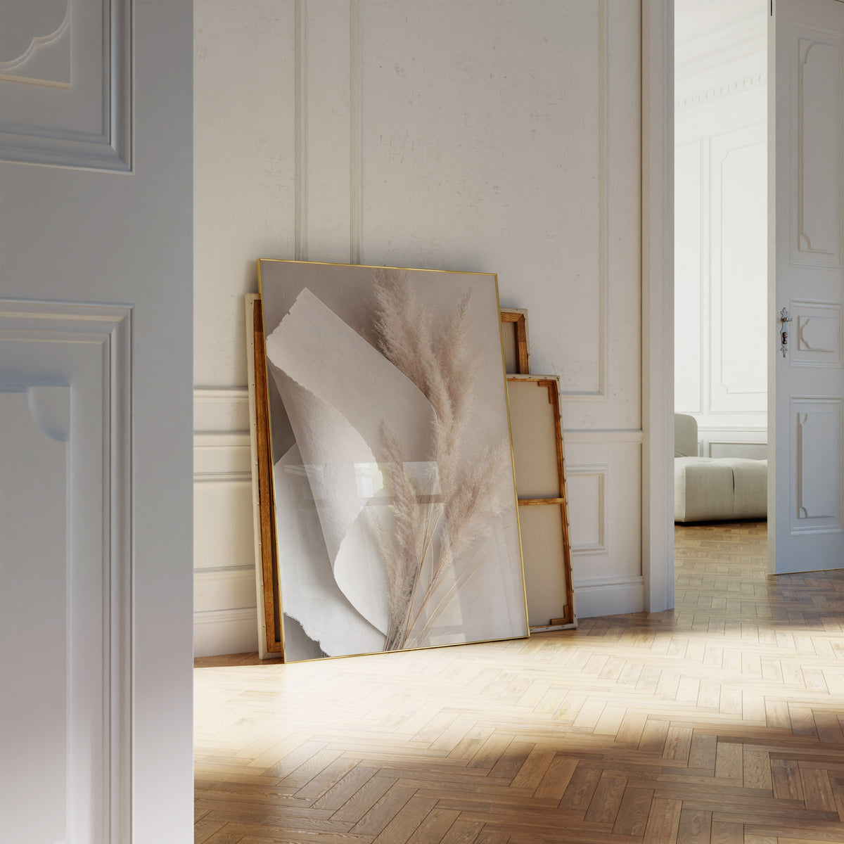 Motiv mit beigen Pampaswedeln neben gefaltetem weißem Naturpapier, als an die Wand gelehntes Poster neben leeren Rahmen.