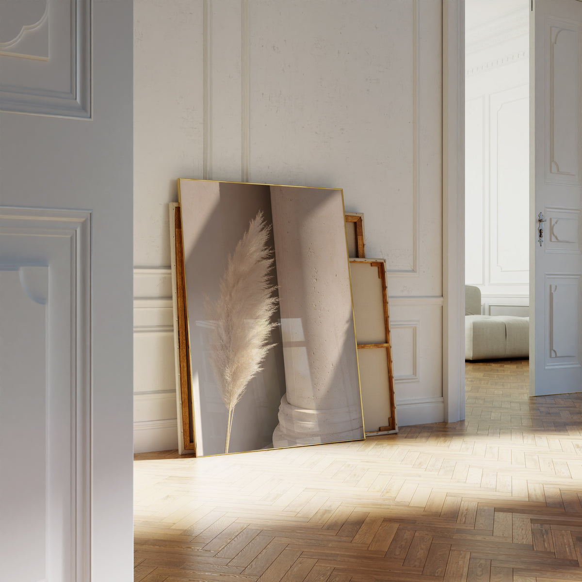 Motiv mit einem einzelnen Pampaswedel neben einer hellen Steinsäule im Sonnenlicht, als an die Wand gelehntes Poster neben leeren Rahmen.