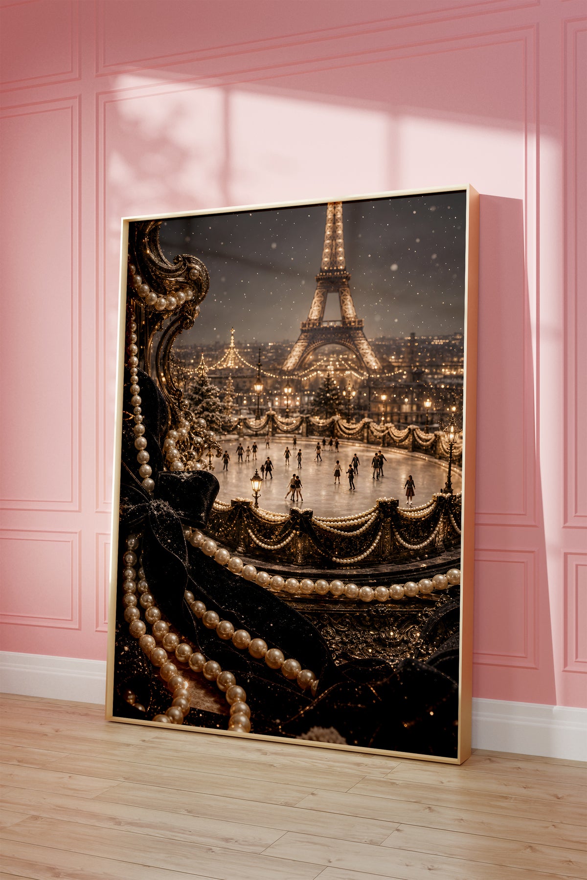 Motiv mit einer beleuchteten Pariser Eisbahn vor dem Eiffelturm, umrahmt von Perlen und schwarzem Samt, als gerahmtes Poster vor einer rosafarbenen Wand.
