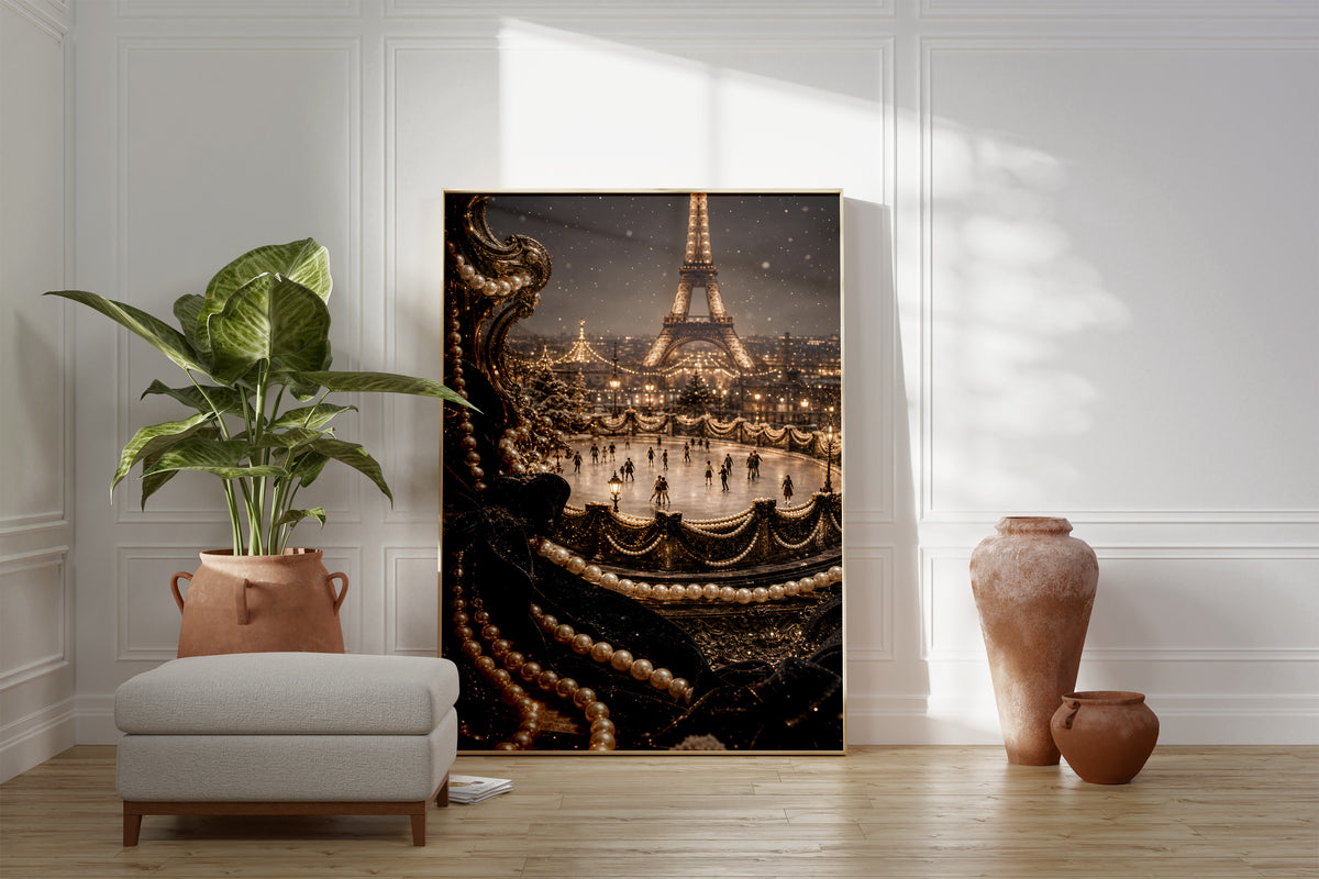 Motiv mit einer beleuchteten Pariser Eisbahn vor dem Eiffelturm, umrahmt von Perlen und schwarzem Samt, als gerahmtes Poster neben Sessel und Zimmerpflanze.