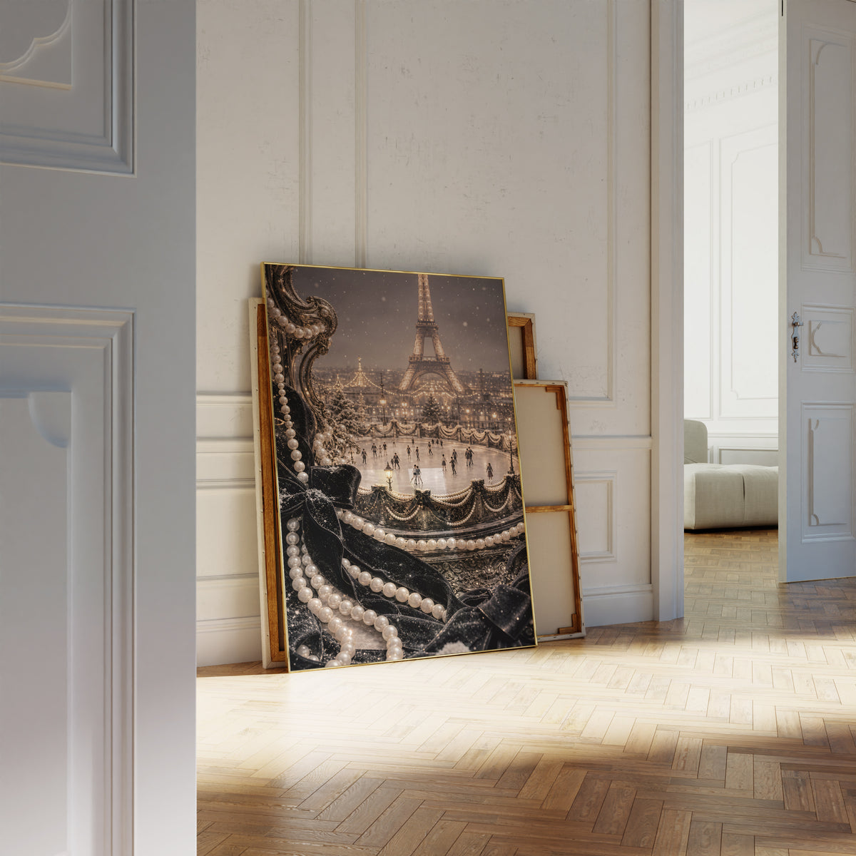 Motiv mit einer beleuchteten Pariser Eisbahn vor dem Eiffelturm, umrahmt von Perlen und schwarzem Samt, als an die Wand gelehntes Poster neben leeren Rahmen.