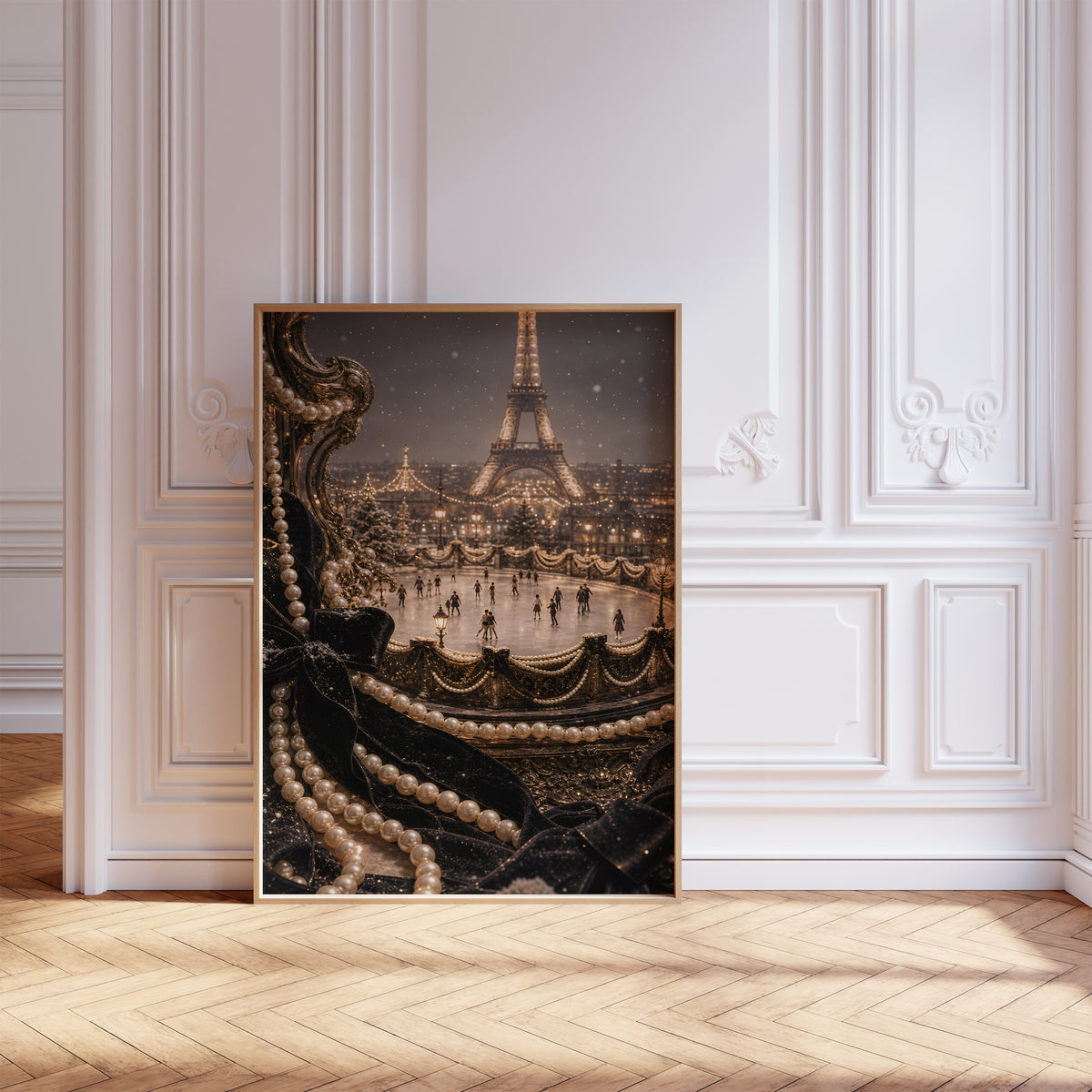 Gerahmtes Poster mit einer beleuchteten Pariser Eisbahn vor dem Eiffelturm, umrahmt von Perlen und schwarzem Samt, vor einer weißen Wand mit Zierleisten.