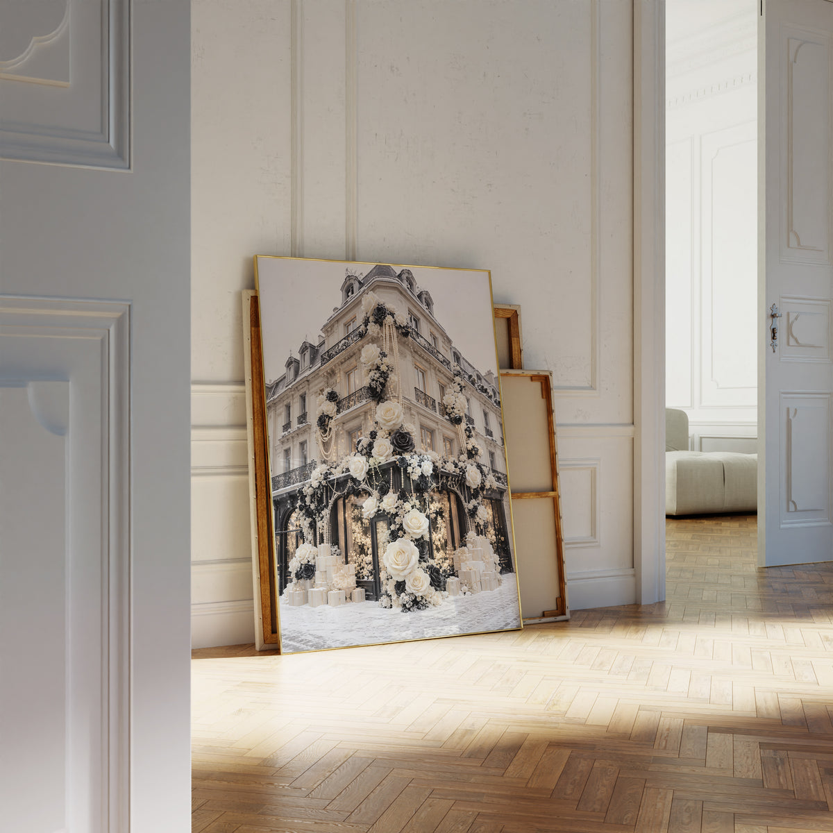 Motiv mit einer Pariser Hausfassade mit weißen und schwarzen Rosen im Schnee, als an die Wand gelehntes Poster neben leeren Rahmen.