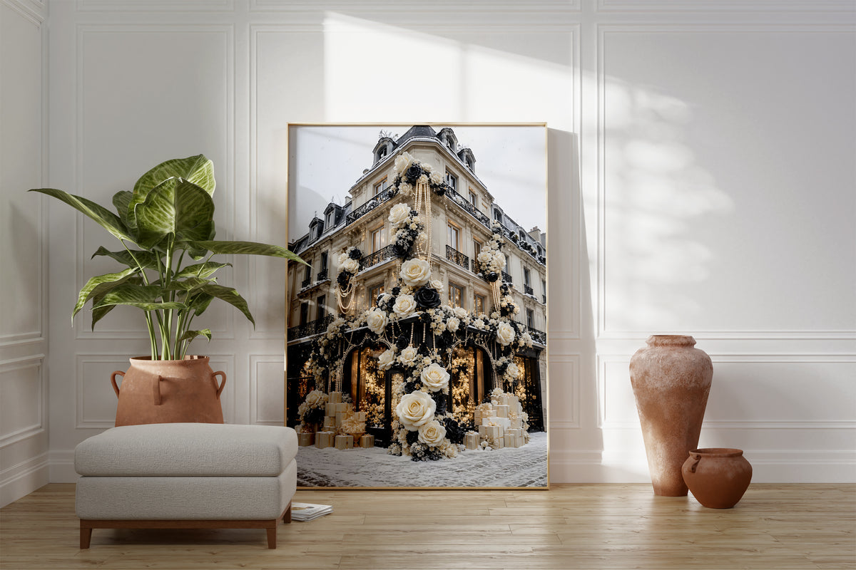 Motiv mit einer Pariser Hausfassade mit weißen und schwarzen Rosen im Schnee, als gerahmtes Poster neben Sessel und Zimmerpflanze.