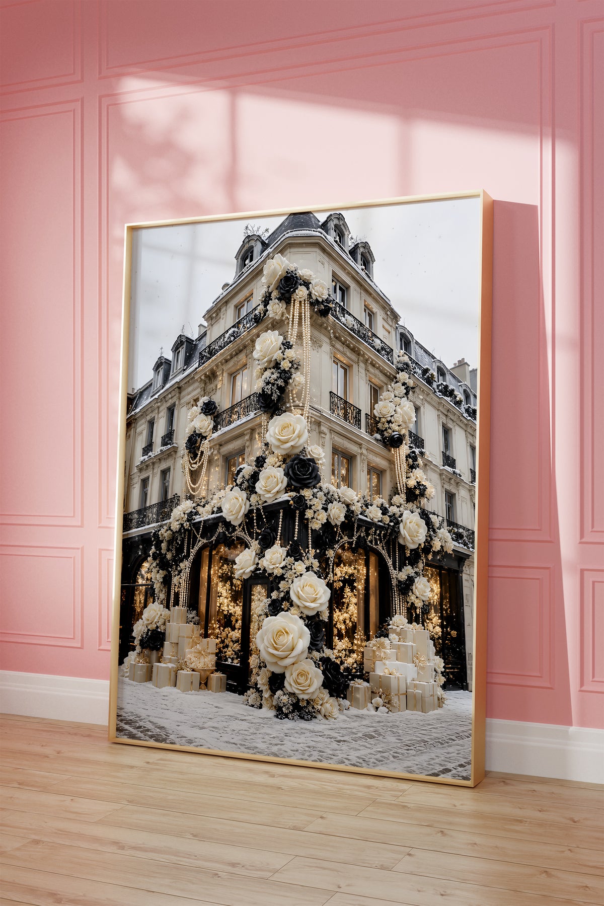Motiv mit einer Pariser Hausfassade mit weißen und schwarzen Rosen im Schnee, als gerahmtes Poster vor einer rosafarbenen Wand.