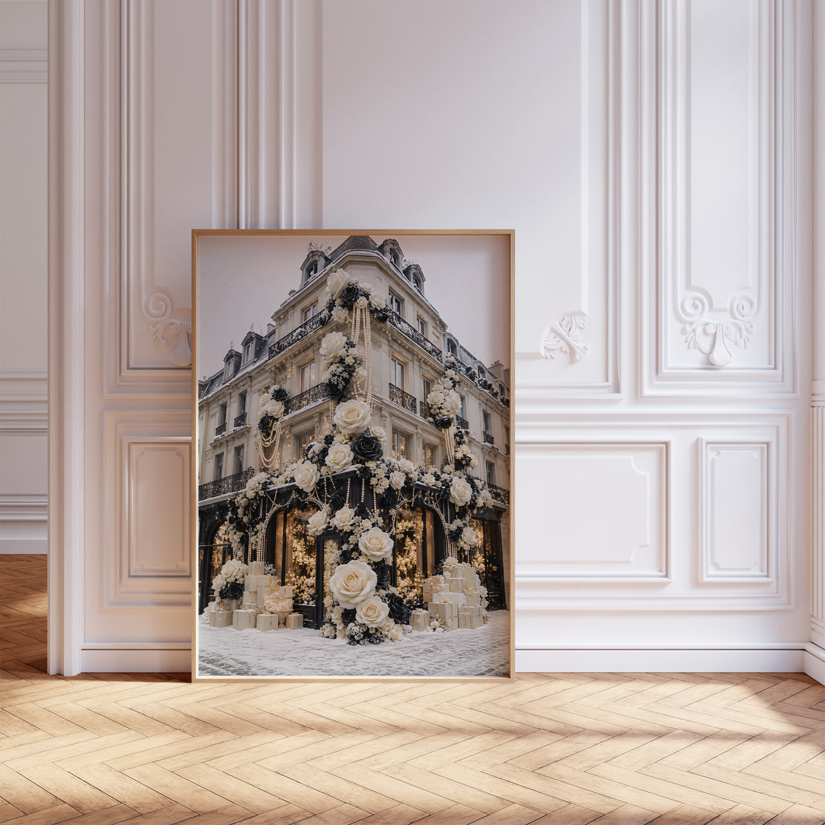 Gerahmtes Poster mit einer Pariser Hausfassade mit weißen und schwarzen Rosen im Schnee, vor einer weißen Wand mit Zierleisten.