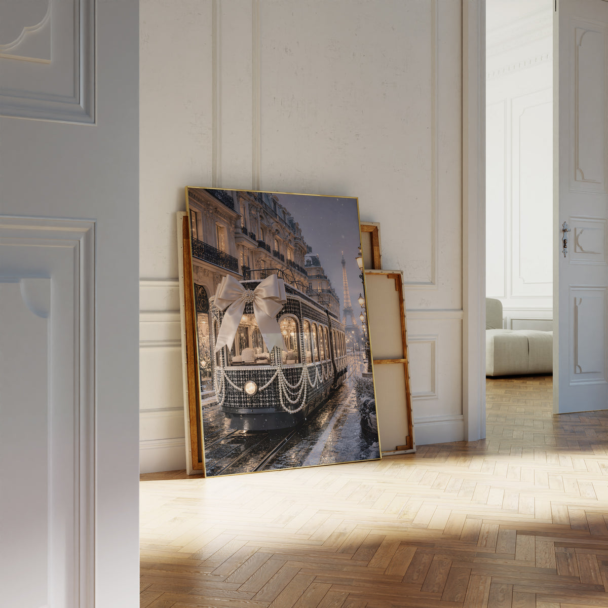 Motiv mit dunkler Pariser Straßenbahn mit großer Satinschleife und Perlenketten im Abendlicht, als an die Wand gelehntes Poster neben leeren Rahmen.