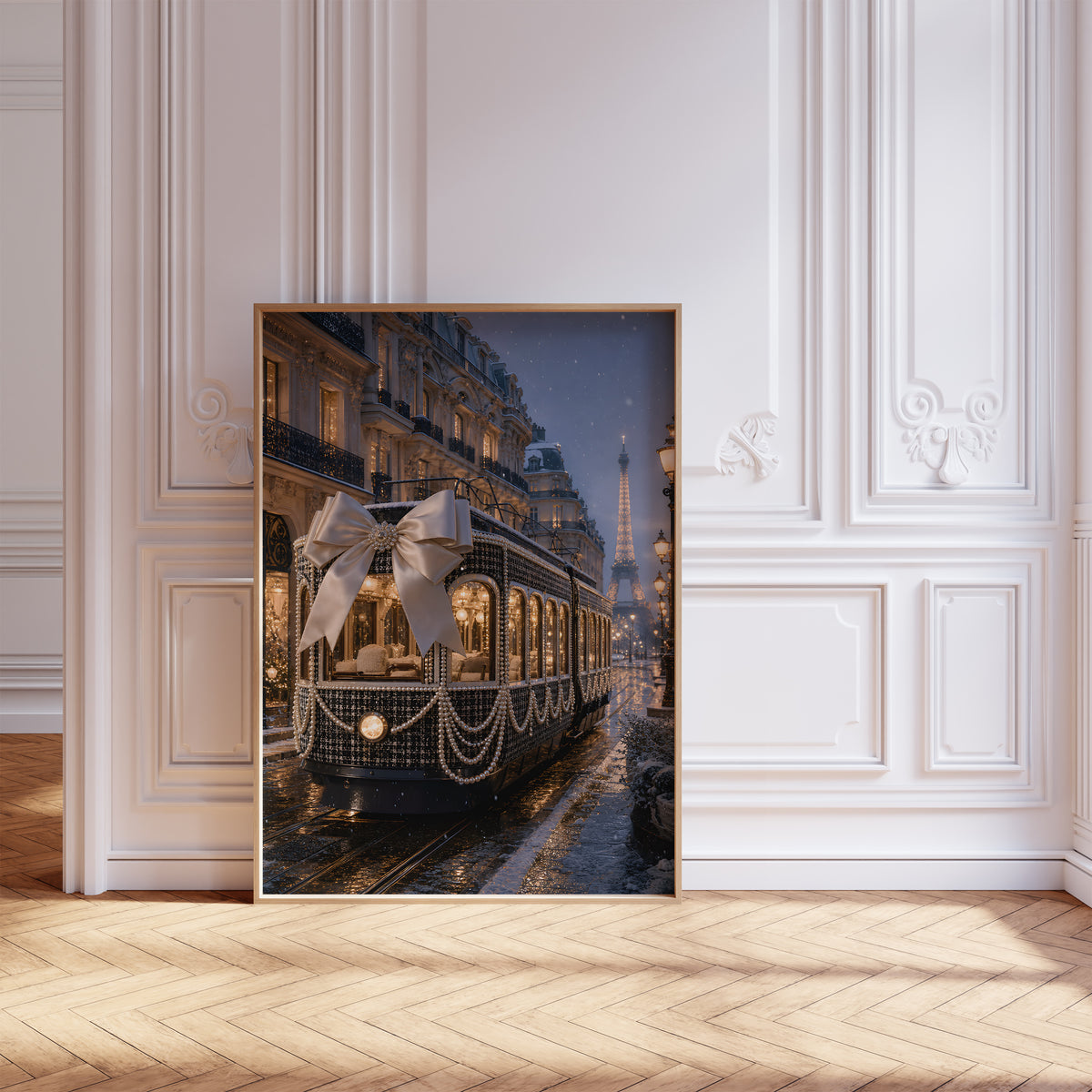 Gerahmtes Poster mit dunkler Pariser Straßenbahn mit großer Satinschleife und Perlenketten im Abendlicht, als einzelne Wanddekoration in einer Wohnraumansicht.