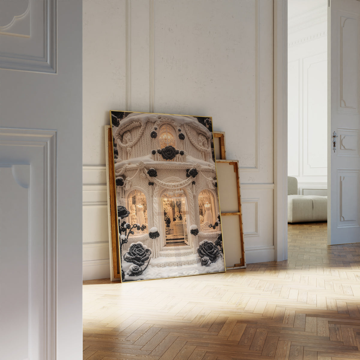 Motiv mit einer cremefarbenen Boutique in Strickoptik mit schwarzen Rosen und warm beleuchteten Fenstern, als an die Wand gelehntes Poster neben leeren Rahmen.