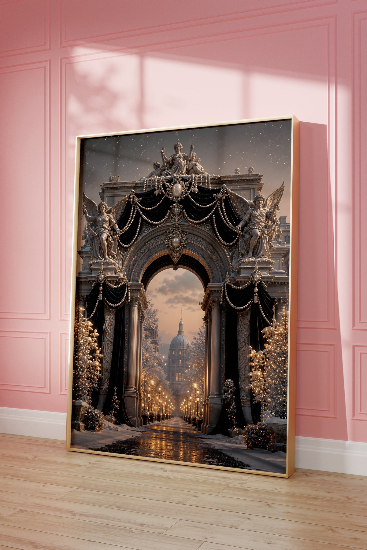 Motiv mit einem Pariser Triumphbogen mit schwarzem Samt, Perlenketten und goldenen Lichtern, als gerahmtes Poster vor einer rosafarbenen Wand.