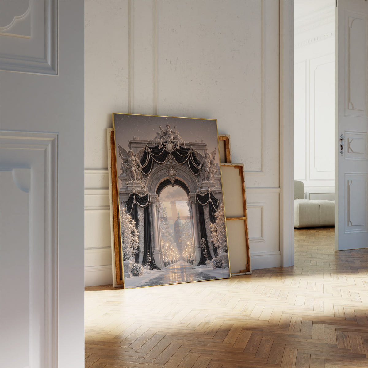 Motiv mit einem Pariser Triumphbogen mit schwarzem Samt, Perlenketten und goldenen Lichtern, als an die Wand gelehntes Poster neben leeren Rahmen.