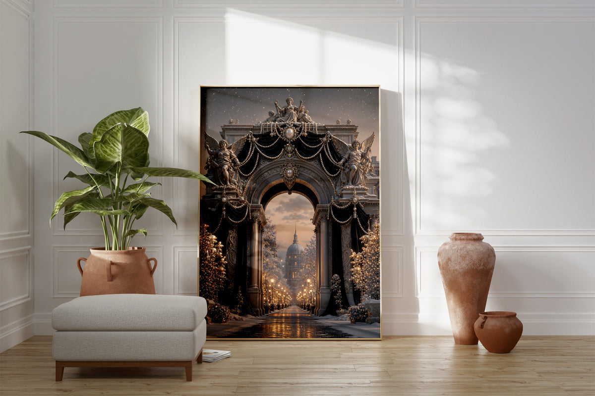 Motiv mit einem Pariser Triumphbogen mit schwarzem Samt, Perlenketten und goldenen Lichtern, als gerahmtes Poster neben Sessel und Zimmerpflanze.