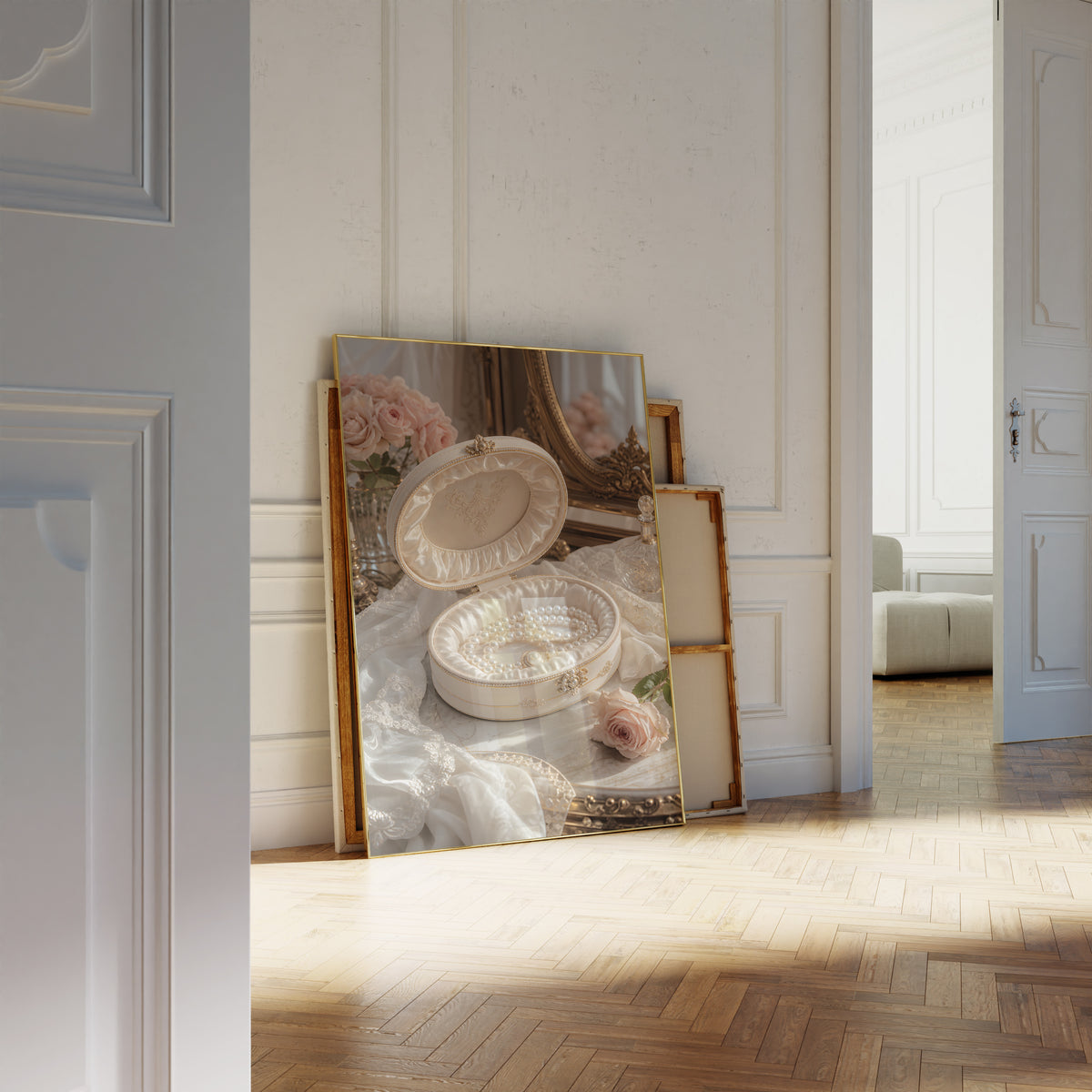 Motiv mit einer geöffneten cremefarbenen Schmuckschatulle mit Perlenkette und Rosen, als an die Wand gelehntes Poster neben leeren Rahmen.
