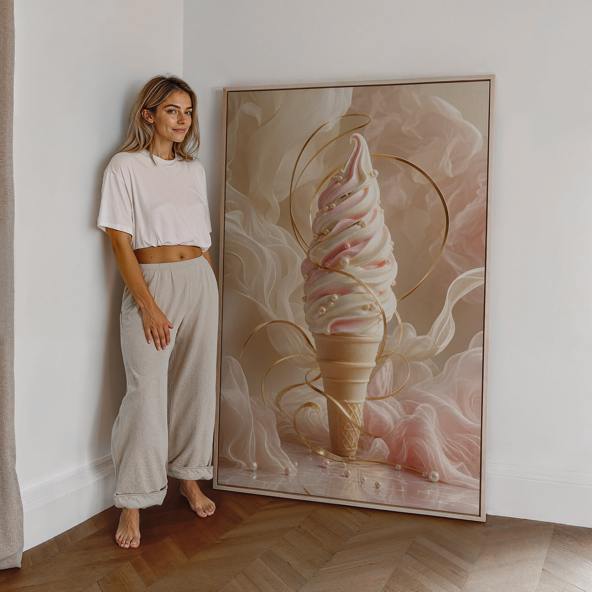 Motiv mit einem cremefarbenen Softeis mit Perlen und einer goldenen Spirale, als großes gerahmtes Wandbild neben einer Frau.