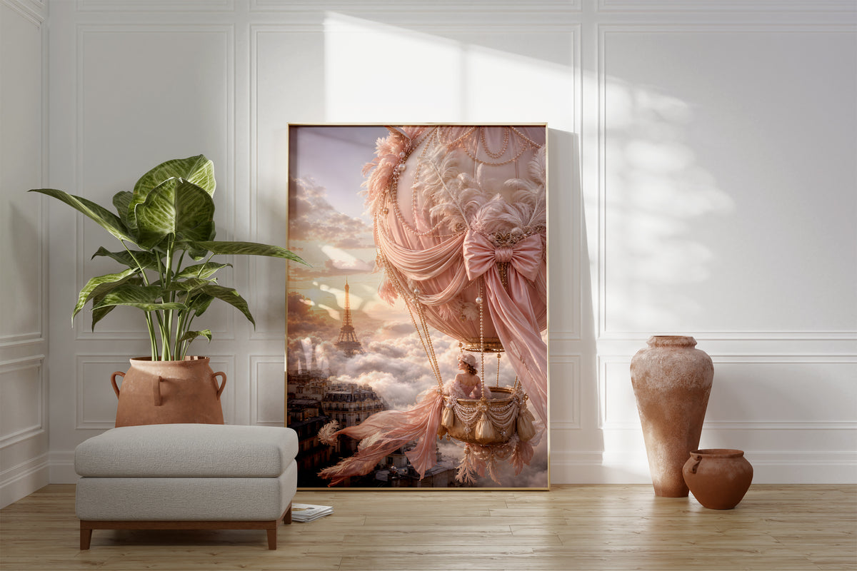 Motiv mit rosafarbenem Heißluftballon mit Perlen und Schleifen über Paris bei Sonnenuntergang, als gerahmtes Poster neben Sessel und Zimmerpflanze.
